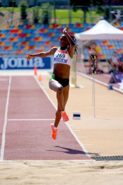 Campeonato de España de Atletismo - Salto de Altura y Triple Salto - Imagen de una atleta realizando un triple salto.