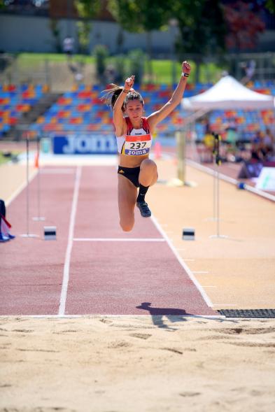 Campeonato de España de Atletismo - Salto de Altura y Triple Salto - Imagen de una atleta realizando un triple salto.