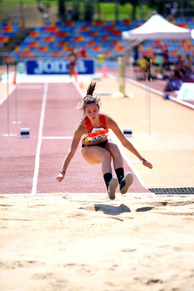 Campeonato de España de Atletismo - Salto de Altura y Triple Salto - Imagen de una atleta realizando un triple salto.