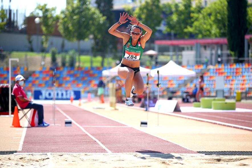 Campeonato de España de Atletismo - Salto de Altura y Triple Salto - Imagen de una atleta realizando un triple salto.