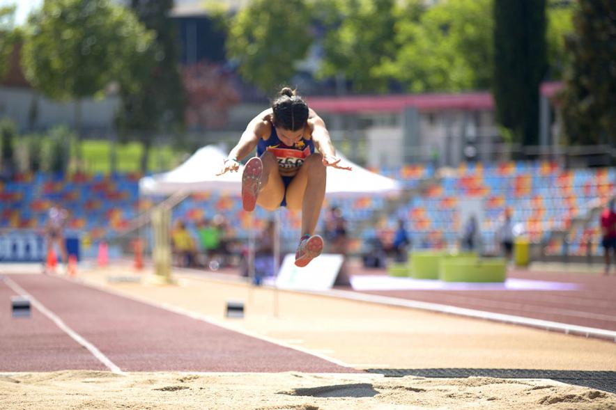 Campeonato de España de Atletismo - Salto de Altura y Triple Salto - Imagen de una atleta realizando un triple salto.