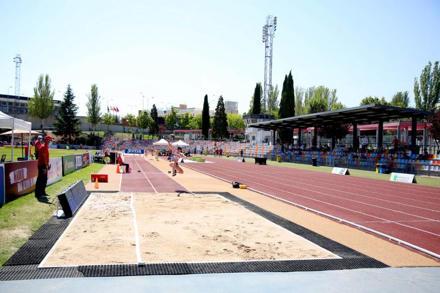 Campeonato de España de Atletismo - Salto de Altura y Triple Salto - Imagen de una atleta realizando un triple salto.