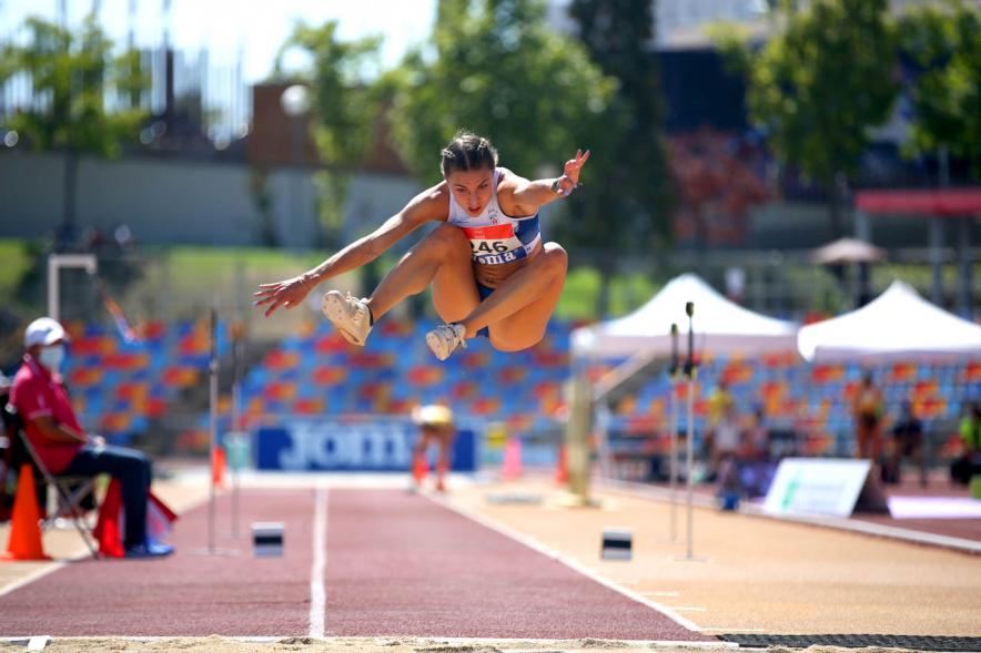 Campeonato de España de Atletismo - Salto de Altura y Triple Salto - Imagen de una atleta realizando un triple salto.
