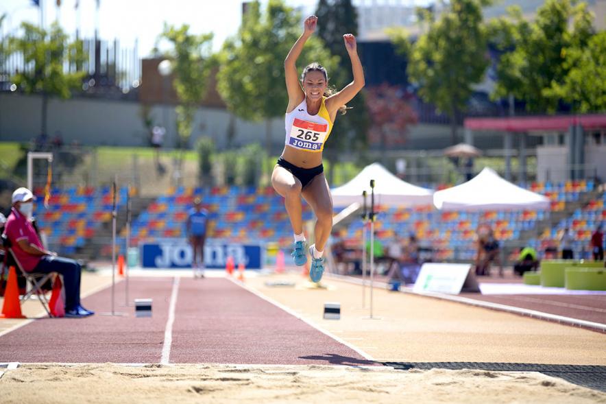 Campeonato de España de Atletismo - Salto de Altura y Triple Salto - Imagen de una atleta realizando un triple salto.