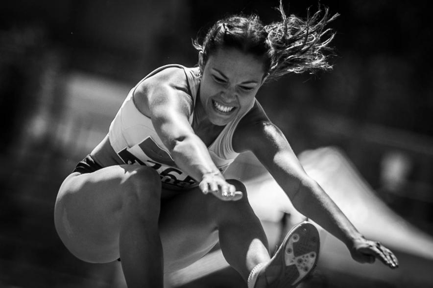 Campeonato de España de Atletismo - Salto de Altura y Triple Salto - Imagen en blanco y negro de una atleta realizando un triple salto.