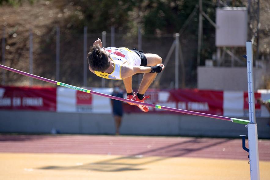 Campeonato de España de Atletismo - Salto de Altura y Triple Salto - Imagen de un atleta realizando un salto de altura.