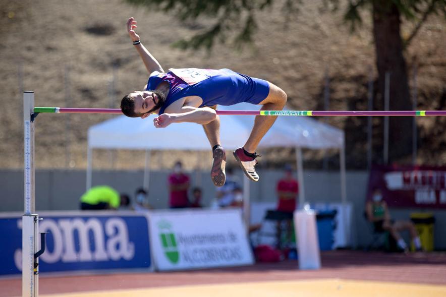 Campeonato de España de Atletismo - Salto de Altura y Triple Salto - Imagen de un atleta realizando un salto de altura.