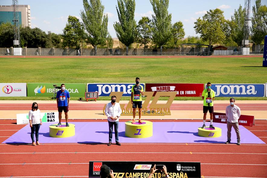 Campeonato de España de Atletismo - Salto de Altura y Triple Salto - Imagen del pódium, donde unos atletas están recibiendo sus medallas.