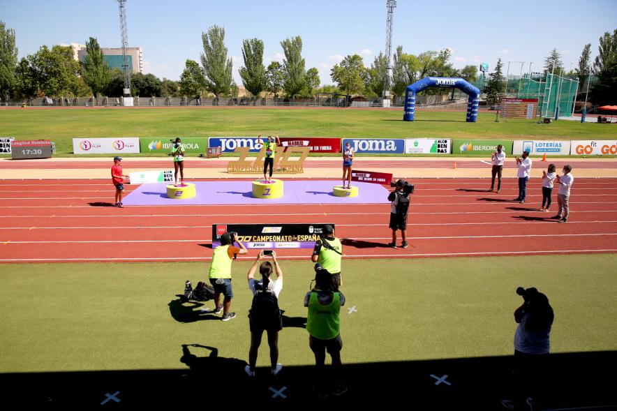 Campeonato de España de Atletismo - Salto de Altura y Triple Salto - Imagen del pódium, donde unas atletas están recibiendo sus medallas.