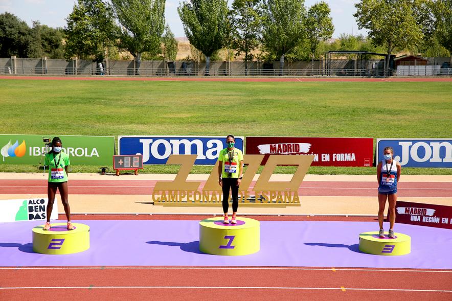 Campeonato de España de Atletismo - Salto de Altura y Triple Salto - Imagen del pódium, donde unas atletas están recibiendo sus medallas.