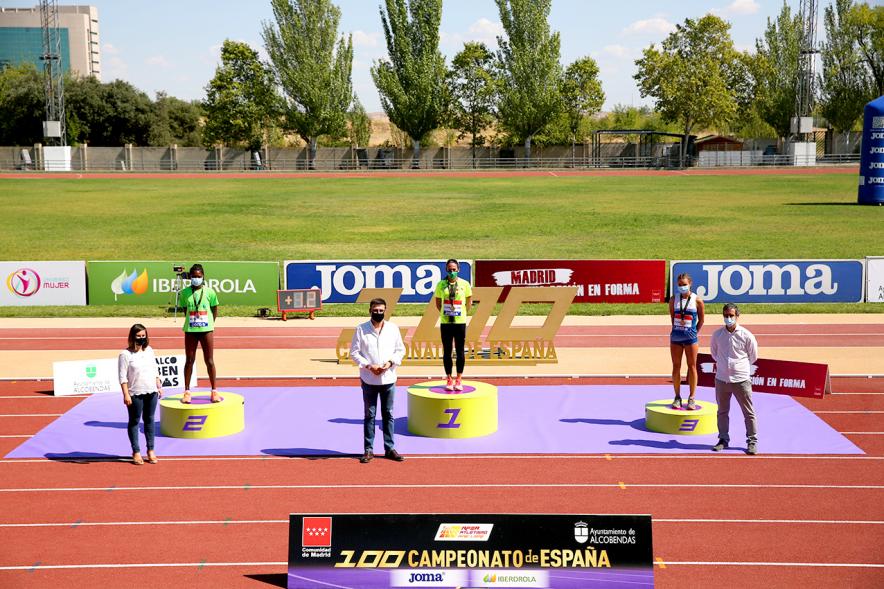 Campeonato de España de Atletismo - Salto de Altura y Triple Salto - Imagen del pódium, donde unas atletas están recibiendo sus medallas.