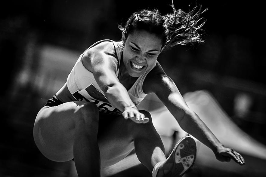 Campeonato de España de Atletismo - Salto de Altura y Triple Salto - Imagen en blanco y negro de una atleta realizando un salto de longitud.