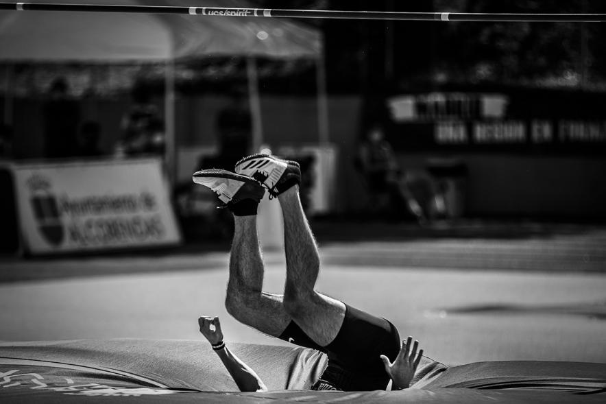 Campeonato de España de Atletismo - Salto de Altura y Triple Salto - Imagen en blanco y negro de un atleta cayendo en la colchoneta después de haber realizado un salto de altura.