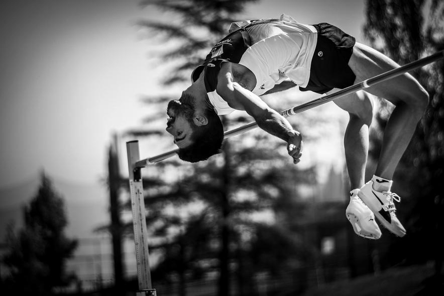 Campeonato de España de Atletismo - Salto de Altura y Triple Salto - Imagen en blanco y negro de un atleta realizando un salto de altura.