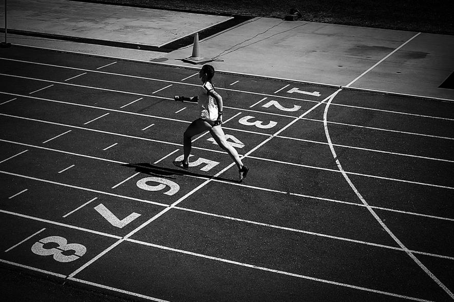Campeonato de España de Atletismo - Salto de Altura y Triple Salto - Imagen en blanco y negro de una atleta cruzando la línea de meta.