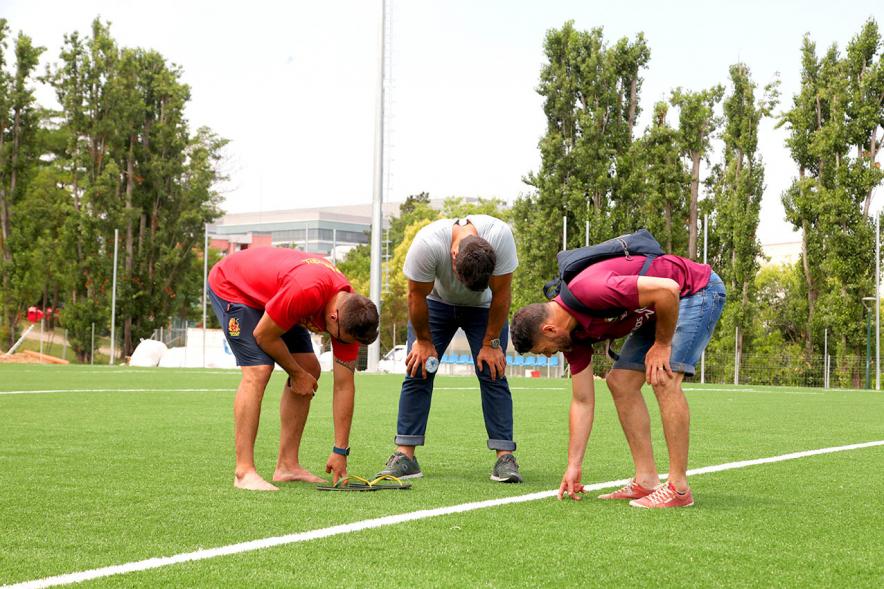 Visita Remodelación Campo de Rugby de las Terrazas - Imagen de jugadores del equipo de rugby comprobando el estado del césped.