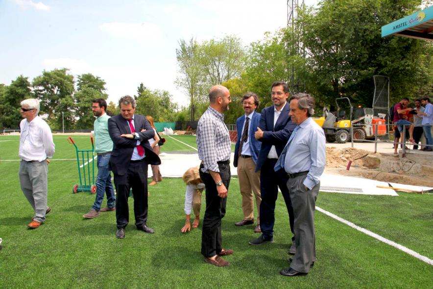 Visita Remodelación Campo de Rugby de las Terrazas - Imagen del alcalde García de Vinuesa, otras autoridades y otras personas visitando las obras en las instalaciones deportivas. 