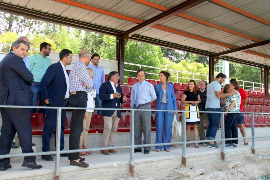 Visita Remodelación Campo de Rugby de las Terrazas - Imagen del alcalde García de Vinuesa, otras autoridades y otras personas visitando las obras en las instalaciones deportivas. 