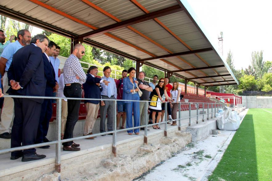 Visita Remodelación Campo de Rugby de las Terrazas - Imagen del alcalde García de Vinuesa, otras autoridades y otras personas visitando las obras en las instalaciones deportivas.