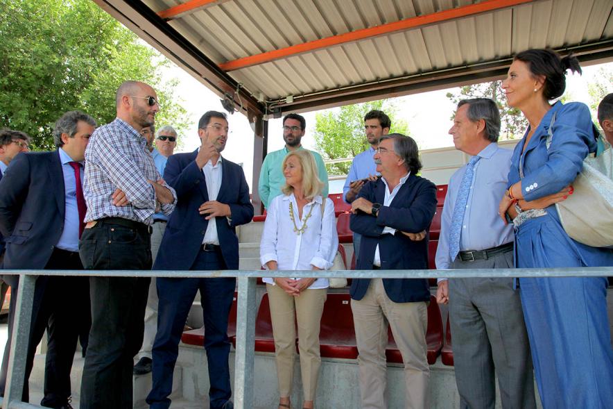 Visita Remodelación Campo de Rugby de las Terrazas - Imagen del alcalde García de Vinuesa, otras autoridades y otras personas visitando las obras en las instalaciones deportivas. 