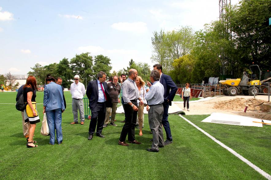 Visita Remodelación Campo de Rugby de las Terrazas - Imagen autoridades y otras personas visitando las obras en las instalaciones deportivas.