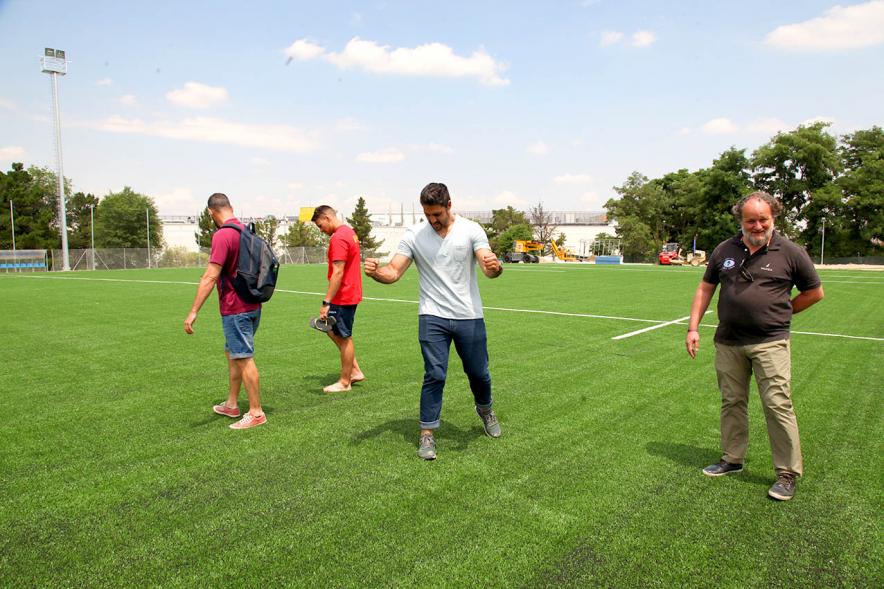 Visita Remodelación Campo de Rugby de las Terrazas - Imagen de jugadores del equipo de rugby comprobando el estado del césped.