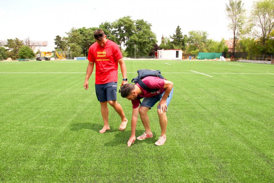 Visita Remodelación Campo de Rugby de las Terrazas - Imagen de jugadores del equipo de rugby comprobando el estado del césped.