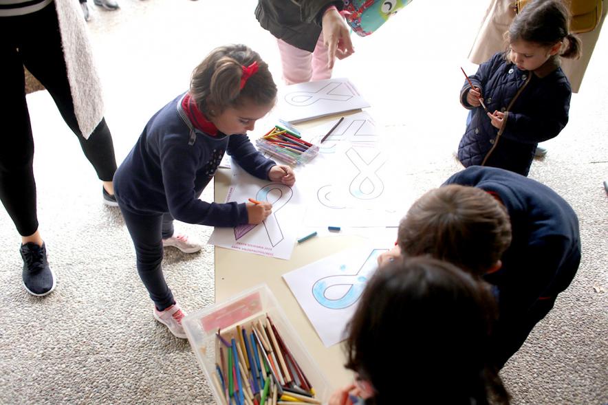 Niños participando en actividades. Celebración Día Mundial Contra el Cancer de Mama - 2019