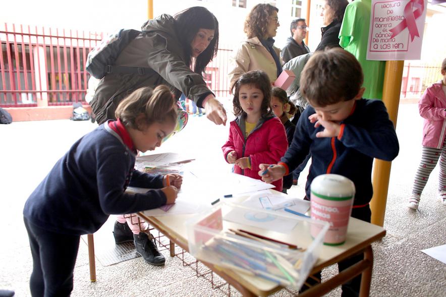 Niños participando en actividades. Celebración Día Mundial Contra el Cancer de Mama - 2019
