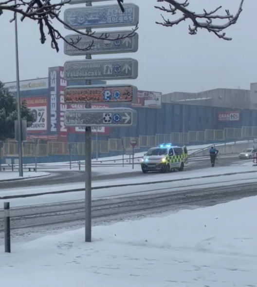 Policía municipal durante los trabajos de deshielo