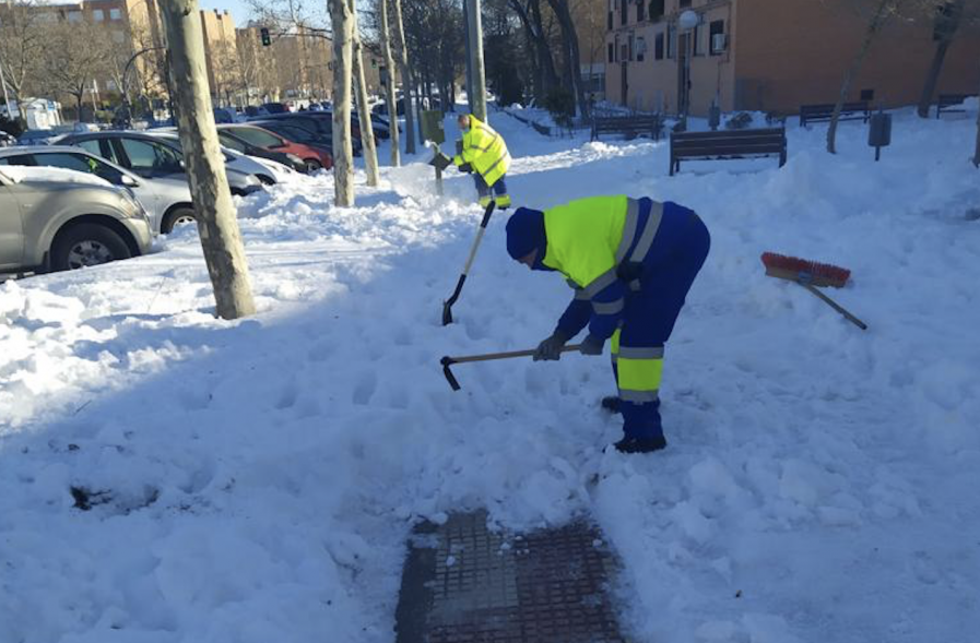 Operarios limpiando la calle