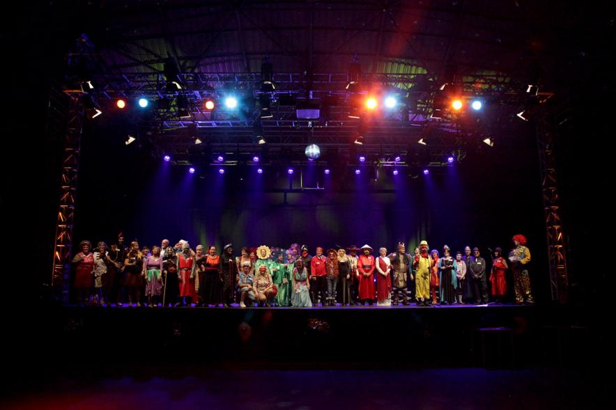 Carnaval de Mayores 2018 - Grupal de todos los participantes en el escenario.