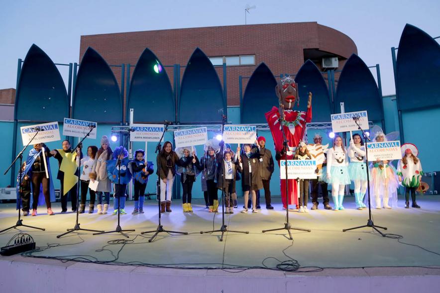Desfile de Carnaval 2018 -  Imagen de personas disfrazadas en el escenario representando a los grupos a los que pertenecen.