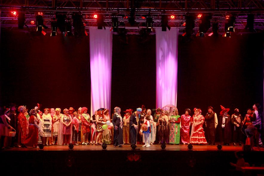 Baile de Carnaval de Mayores 2017 - Imagen de todos los participantes en el baile de carnaval, en el escenario.