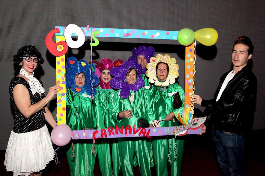Carnaval de Mayores 2018 - Photocall con jóvenes y mayores disfrazados.