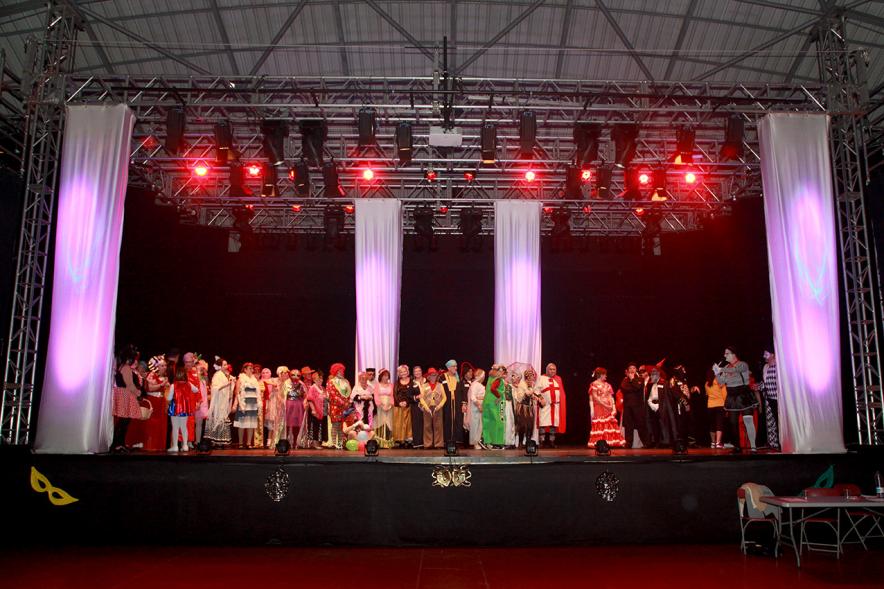 Baile de Carnaval de Mayores 2017 - Imagen de todos los participantes en el baile de carnaval, en el escenario.