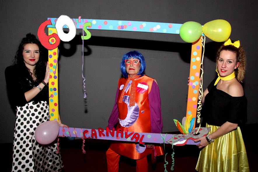 Carnaval de Mayores 2018 - Photocall con jóvenes y mayores disfrazados.