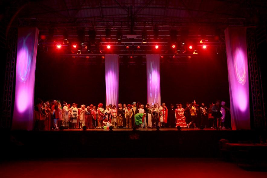 Baile de Carnaval de Mayores 2017 - Imagen de todos los participantes en el baile de carnaval, en el escenario.