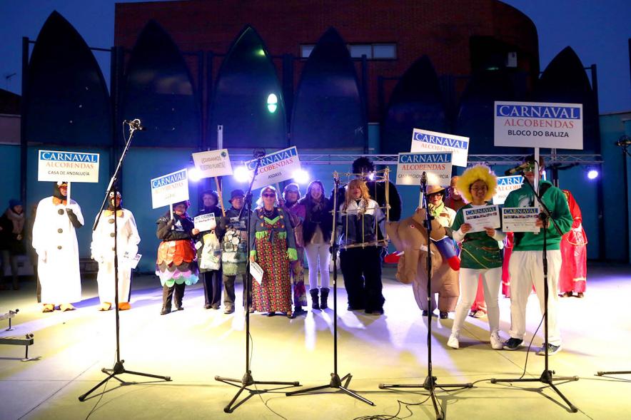 Desfile de Carnaval 2018 - Imagen de personas disfrazadas en el escenario representando a los grupos a los que pertenecen.