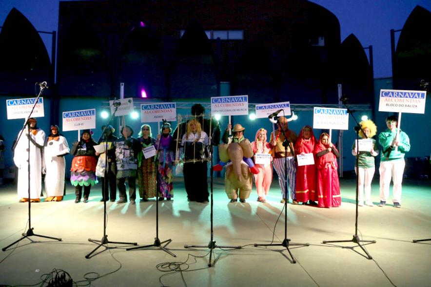 Desfile de Carnaval 2018 - Imagen de personas disfrazadas en el escenario representando a los grupos a los que pertenecen.
