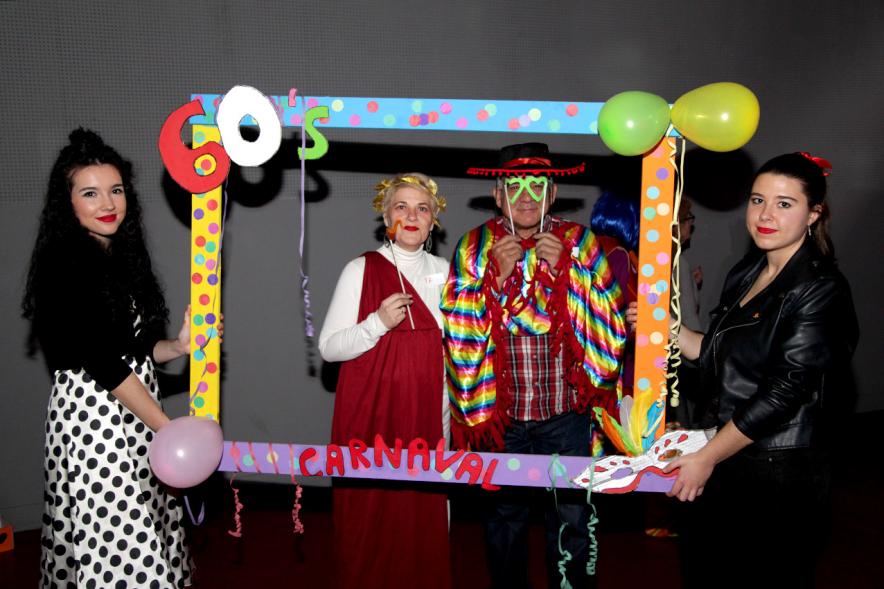 Carnaval de Mayores 2018 - Photocall con jóvenes y mayores disfrazados.