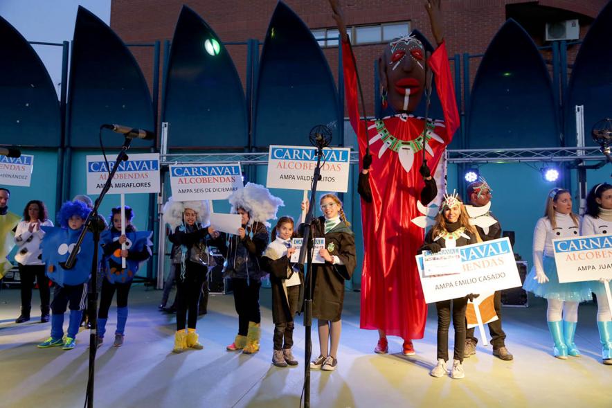 Desfile de Carnaval 2018 - Imagen de personas disfrazadas en el escenario representando a los grupos a los que pertenecen, y recogiendo diplomas.