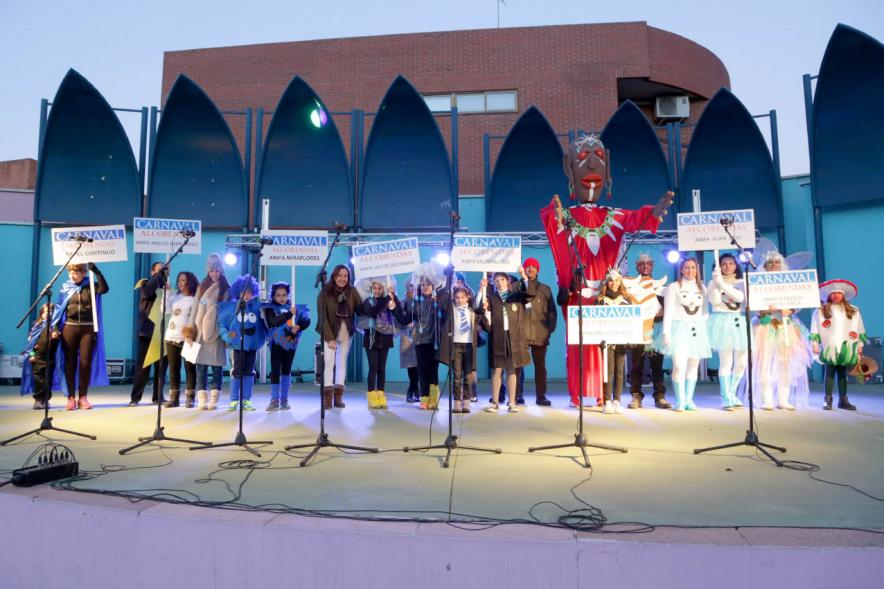 Desfile de Carnaval 2018 - Imagen de personas disfrazadas en el escenario representando a los grupos a los que pertenecen.