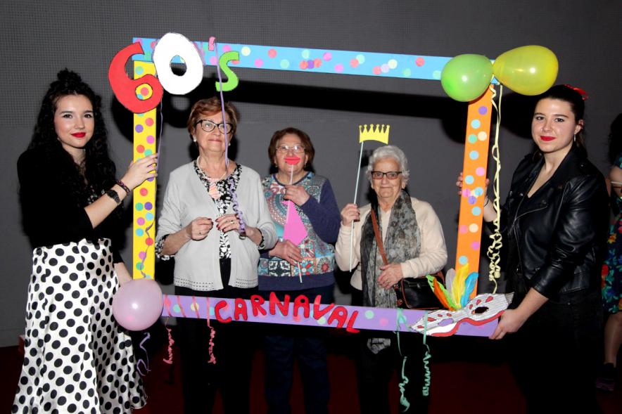 Carnaval de Mayores 2018 - Photocall con jóvenes y mayores disfrazados.