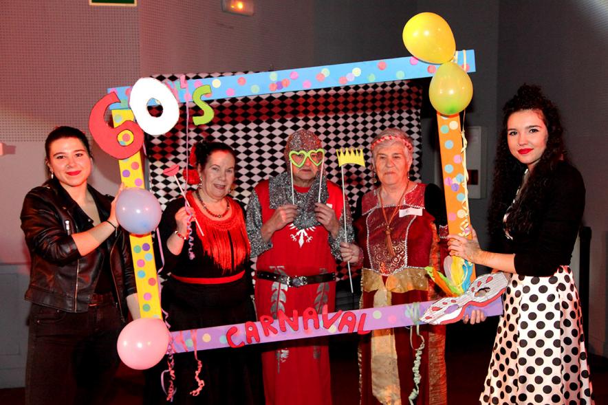 Carnaval de Mayores 2018 - Photocall con jóvenes y mayores disfrazados.