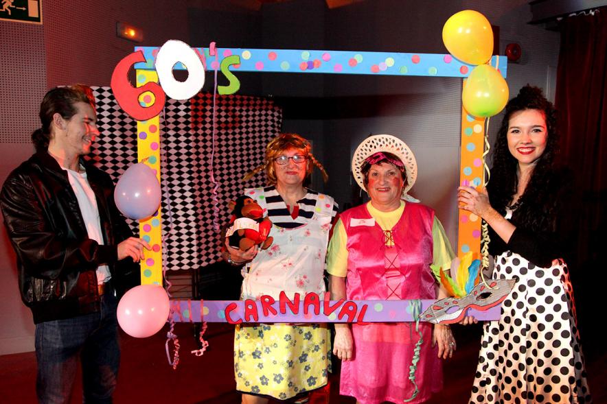 Carnaval de Mayores 2018 - Photocall con jóvenes y mayores disfrazados.