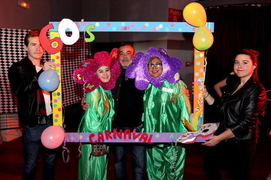 Carnaval de Mayores 2018 - Photocall con jóvenes y mayores disfrazados.