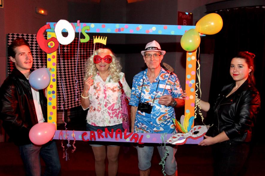 Carnaval de Mayores 2018 - Photocall con jóvenes y mayores disfrazados.