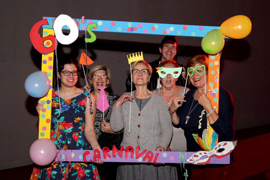 Carnaval de Mayores 2018 - Photocall con jóvenes y mayores disfrazados.
