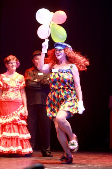 Baile de Carnaval de Mayores 2017 - Imagen de una de las participantes en el baile.